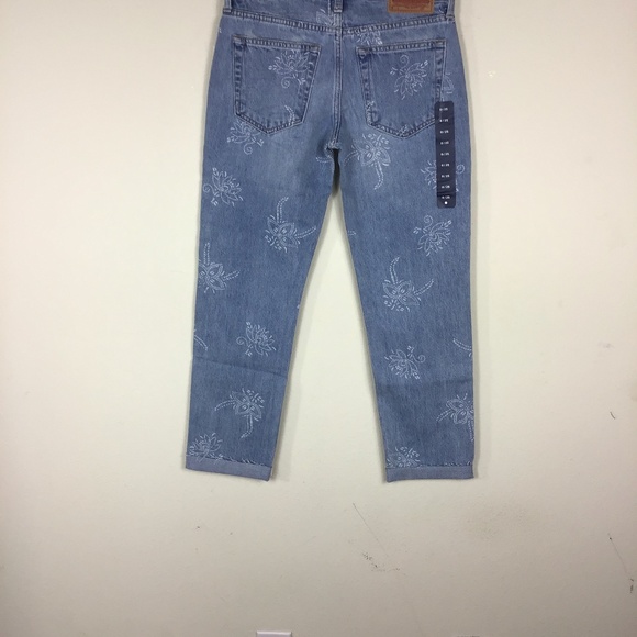 Lucky Brand Cropped Jeans. - Picture 7 of 10